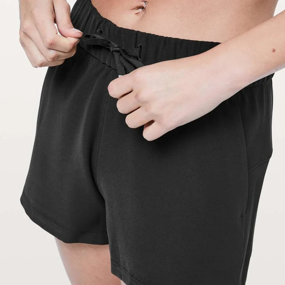 Lululemon On The Fly Short *Woven *2.5" Black 21979 - Picture 3 of 10